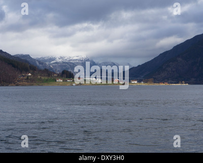 Montagnes au-dessus de Lysefjorden avec le nouveau pont vu de Lauvvik ferry port à Sandnes à l'ouest de la Norvège, une passerelle vers les fjords Banque D'Images