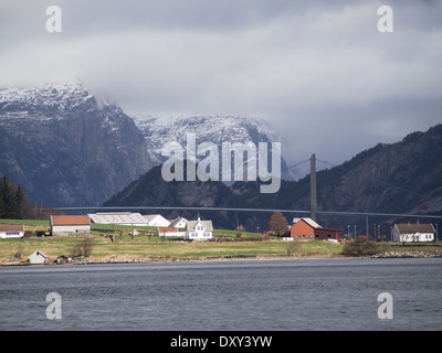 Montagnes au-dessus de Lysefjorden avec le nouveau pont vu de Lauvvik ferry port à Sandnes à l'ouest de la Norvège, une passerelle vers les fjords Banque D'Images