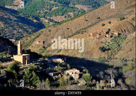 Petit village Berbère marocain au pied de l'Atlas, Maroc Banque D'Images