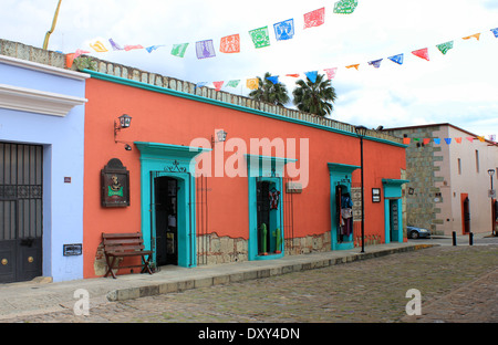 Maisons colorées bordant une rue pavée à Oaxaca, Mexique Banque D'Images