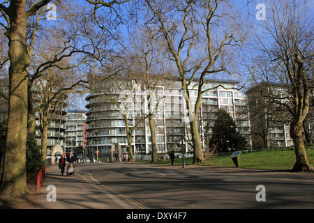 Battersea Park et appartements modernes à Chelsea Bridge Wharf, London UK Banque D'Images