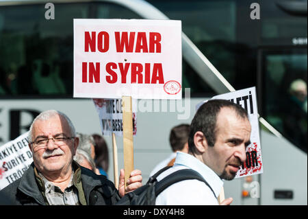 Londres, Royaume-Uni. 1er avril 2014. Mardi 1er avril 2014. Un manifestant portant une banderole en tant que Kurdes manifestation devant les portes du Parlement à Westminster. Photographe : Gordon 1928/Alamy Live News Banque D'Images