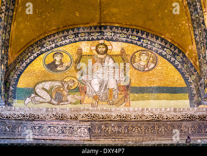 Le Christ Pantocrator au-dessus de la mosaïque à l'intérieur de la porte impériale narthex, Sainte-Sophie (Aya Sofya), Sultanahmet, Istanbul, Turquie Banque D'Images