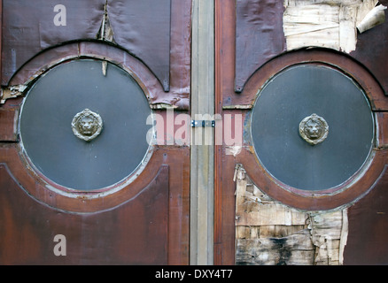 Il y a de nombreuses demeures vides dans l'Avenue des Évêques, au nord de Londres ('Millionaires Row') - close up of rotting gates Banque D'Images