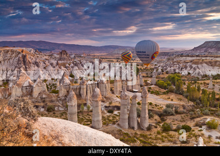 Montgolfières au lever du soleil sur la vallée de miel dans la région de Cappadoce, Turquie Banque D'Images