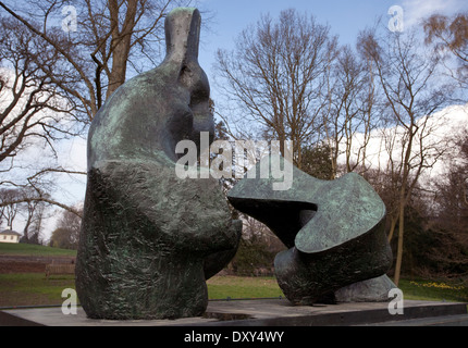 Inclinable en deux pièces Figure No 5 1963-1964 par Henry Moore, Hampstead Heath, Londres Banque D'Images