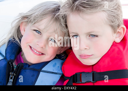 Frère et Sœur sur un bateau portant des gilets Banque D'Images