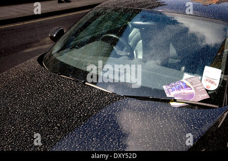 Londres, Royaume-Uni. 1er avril 2014. Le sable du Sahara déposés sur une voiture à Londres au cours d'une douche à effet pluie Banque D'Images