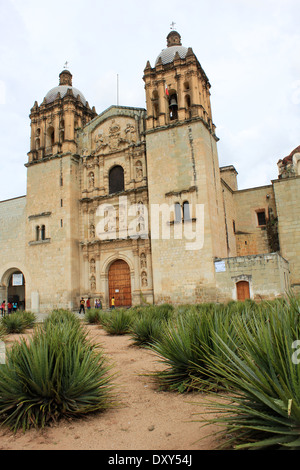 L'église de Santo Domingo de Guzmán et cactus, Oaxaca, Mexique Banque D'Images