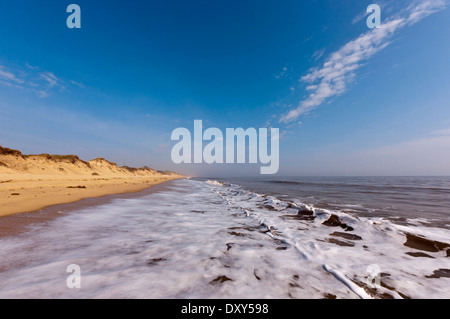 Sandy Beach Norfolk sunny sand Sea waves Hemsby England UK Banque D'Images