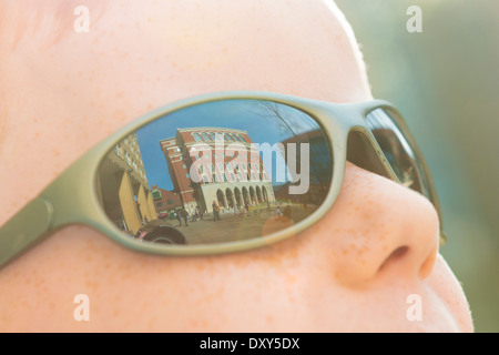 Dans le refelcted Brindleyplace lunettes d'un enfant. Brindleyplace, Birmingham Banque D'Images