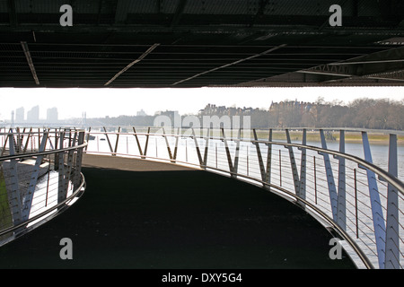 Passerelle piétonne passant sous Chelsea Bridge le long de la rivière Thames, London, UK Banque D'Images