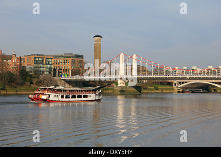 Bateau à vapeur de l'époque élisabéthaine passant sous Chelsea Bridge sur la Tamise, Londres, UK Banque D'Images