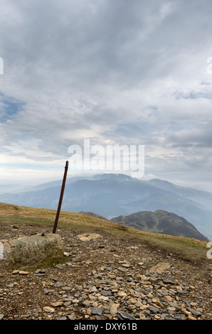 Barf et Skiddaw de seigneur du conducteur en haut de Whinlatter forest dans le Lake District, Cumbria, Angleterre Banque D'Images