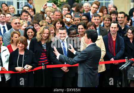 Paris, France. 1er avril 2014. Nouvellement français nommé Premier Ministre Manuel Valls les gestes pour le personnel de travail au cours d'une cérémonie de transfert à l'Hôtel Matignon, la résidence officielle du premier ministre, à Paris, France, le 1er avril 2014. Le Président français François Hollande lundi, nommé ministre de l'intérieur Manuel Valls à la tête de sa nouvelle "lutte contre l'équipe de direction", en remplacement de Jean-Marc Ayrault après les socialistes ont subi un sérieux revers aux élections locales. Crédit : Chen Xiaowei/Xinhua/Alamy Live News Banque D'Images