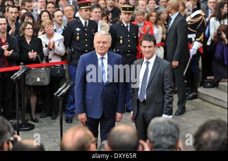 Paris, France. 1er avril 2014. La France est le premier ministre sortant, Jean-Marc Ayrault (L) et nouvellement nommé Premier Ministre Manuel Valls, assister à une cérémonie de remise officielle à l'Hôtel Matignon, la résidence officielle du premier ministre, à Paris, France, le 1er avril 2014. Le Président français François Hollande lundi, nommé ministre de l'intérieur Manuel Valls à la tête de sa nouvelle "lutte contre l'équipe de direction", en remplacement de Jean-Marc Ayrault après les socialistes ont subi un sérieux revers aux élections locales. Crédit : Chen Xiaowei/Xinhua/Alamy Live News Banque D'Images