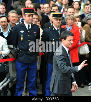 Paris, France. 1er avril 2014. Nouvellement français nommé Premier Ministre Manuel Valls (avant) assiste à une cérémonie de remise officielle à l'Hôtel Matignon, la résidence officielle du premier ministre, à Paris, France, le 1er avril 2014. Le Président français François Hollande lundi, nommé ministre de l'intérieur Manuel Valls à la tête de sa nouvelle "lutte contre l'équipe de direction", en remplacement de Jean-Marc Ayrault après les socialistes ont subi un sérieux revers aux élections locales. Crédit : Chen Xiaowei/Xinhua/Alamy Live News Banque D'Images