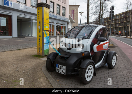 Une voiture électrique ayant sa batterie rechargée Banque D'Images