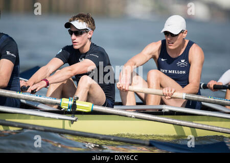 Londres, Royaume-Uni. 1er avril 2014. La pratique en plein air par l'Oxford & Cambridge University Boat Clubs en prévision de la course de bateaux des universités. Emplacement :- Tamise entre Putney et Mortlake (démarrage). L'équipage du bateau bleu CUBC (bleu clair) : tops- Cambridge Bleu Bateau équipage :- Bow : Mike Thorp, 2 : Luk Juckett, 3 : Ivo Dawkins, 4 : Steve Dudek, 5 : Helge Gruetjen, 6 : Matthew Jackson, 7 : Josué Hooper, Course : Henry, Hoffstot Cox : Ian Middleton, entraîneur en chef : Steve Trapmore. Équipage de bateau, OUBC bleu (bleu foncé) : tops- Bow : Storm UrU, 2 : Tom Watson, 3, 4 Thomas Karl Hudspith Swartz Crédit : Duncan Grove/Alamy Li Banque D'Images