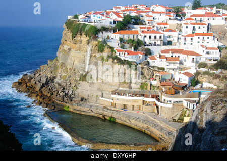 Praia das Maçãs, une belle ville dans la municipalité de Sintra, Portugal. Banque D'Images