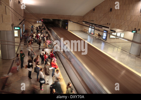 Un train de métro de Lisbonne en tirant un poste occupé dans la plate-forme Lisbonne (Lisboa) au Portugal. Banque D'Images