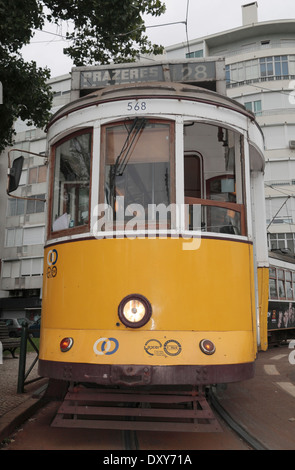 Pas d'un tram 28 (allant à Prazeres) en attente dans Lisbonne (Lisboa) au Portugal. Banque D'Images