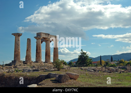 Colonnes en ruine de l'ancienne Corinthe, Grèce Banque D'Images