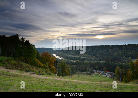 Coucher du soleil brillant à Sigulda. Scène d'automne Banque D'Images