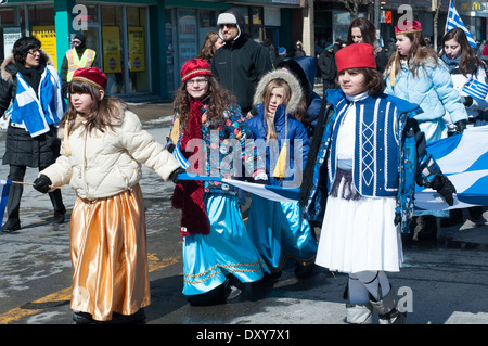 Défilé annuel à Montréal pour commémorer le jour de l'indépendance de la Grèce dans la région de Park Extension zone multiculturelle Banque D'Images