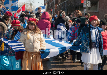 Défilé annuel à Montréal pour commémorer le jour de l'indépendance de la Grèce dans la région de Park Extension zone multiculturelle Banque D'Images