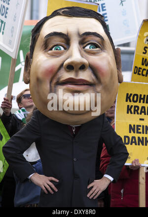 Berlin, Allemagne. 1er avril 2014. Manifestation devant la chancellerie fédérale contre le droit des énergies renouvelables (ŒUF) et de l'énergie à Berlin Politk./Photo : Des manifestants avant de la chancellerie allemande à Berlin, le 1 avril 2014. Credit : Reynaldo Paganelli/NurPhoto ZUMAPRESS.com/Alamy/Live News Banque D'Images