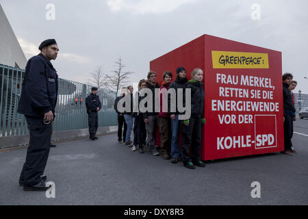 Berlin, Allemagne. 1er avril 2014. Les manifestants de Greenpeace contre la politique allemande de l'énergie, à Berlin, le 1 avril 2014. Ils ont bloqué l'entrée de la chancellerie avec un cube où des personnes étaient à l'intérieur. Ils ont voulu donner à la Chancelière Merkel. Credit : Reynaldo Paganelli/NurPhoto ZUMAPRESS.com/Alamy/Live News Banque D'Images