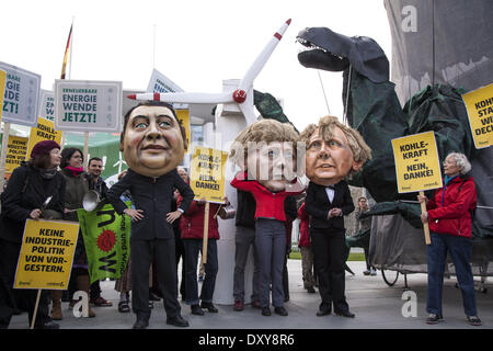 Berlin, Allemagne. 1er avril 2014. Manifestation devant la chancellerie fédérale contre le droit des énergies renouvelables (ŒUF) et de l'énergie à Berlin Politk./Photo : Des manifestants avant de la chancellerie allemande à Berlin, le 1 avril 2014. Credit : Reynaldo Paganelli/NurPhoto ZUMAPRESS.com/Alamy/Live News Banque D'Images