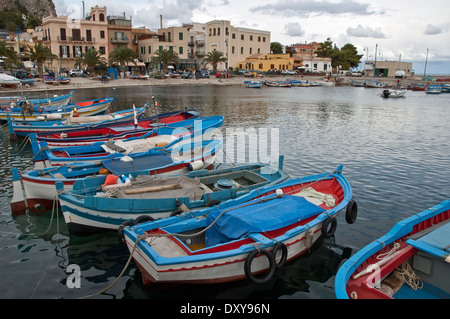 Bateaux de pêche Mondello en Sicile, Italie Banque D'Images