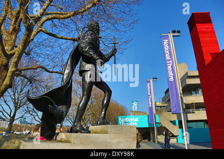 Statue de Laurence Olivier et Théâtre National sur la rive sud de Londres, en Angleterre Banque D'Images