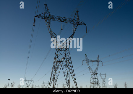 Silhouette de treillis en acier électrique suspension tours avec les lignes électriques haute tension regarder comme des robots Ontario Hydro Banque D'Images