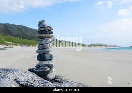 'Sculpture' de galets sur la plage de Triàgh Mheilen près de Huisinis, Harris, Western Isles, Ecosse, Royaume-Uni. Banque D'Images