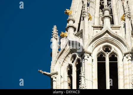 BRUXELLES, Belgique — la flèche de 96 mètres (315 pieds) de l'hôtel de ville de Bruxelles domine l'horizon au-dessus de la Grand-place. La tour gothique, achevée au XVe siècle, est couronnée par une statue dorée de Saint Michel, saint patron de Bruxelles, vaincu un dragon. Ce chef-d'œuvre médiéval représente le summum de l'architecture gothique brabantine et est le monument le plus reconnaissable de la ville. Banque D'Images