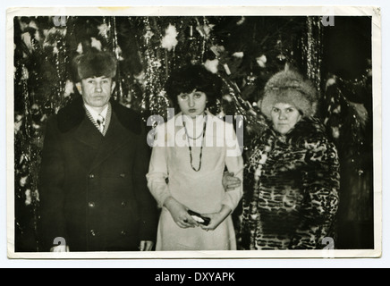 Urss - circa 1960 : portrait de famille sur l'arrière-plan d'arbres Banque D'Images