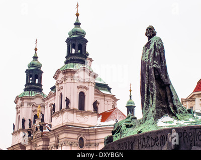 St Nicholas Church Prague avec la statue de Jan Hus Banque D'Images