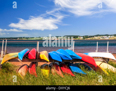 Kayaks colorés stockés sur la côte atlantique dans la région de North Rustico, Prince Edward Island, Canada Banque D'Images