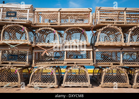 Des piles de casiers à homard en bois sur la jetée dans North Rustico, Prince Edward Island, Canada. Banque D'Images