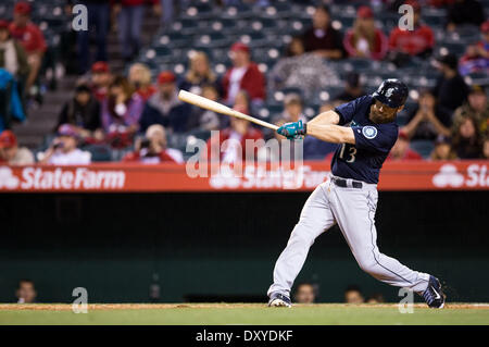 Anaheim, CA, USA. 1er avril 2014. Mariners de Seattle center fielder Dustin Ackley (13) en action au cours de la MLB match entre les Mariners de Seattle et Los Angeles Angels à l'Angels Stadium à Anaheim, CA. Mariners de Seattle défait Los Angeles Angels 8-3. Credit : csm/Alamy Live News Banque D'Images