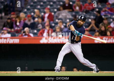 Anaheim, CA, USA. 1er avril 2014. Mariners de Seattle center fielder Dustin Ackley (13) en action au cours de la MLB match entre les Mariners de Seattle et Los Angeles Angels à l'Angels Stadium à Anaheim, CA. Mariners de Seattle défait Los Angeles Angels 8-3. Credit : csm/Alamy Live News Banque D'Images