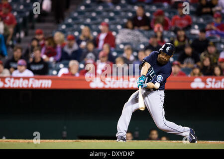 Anaheim, CA, USA. 1er avril 2014. Mariners de Seattle center fielder Dustin Ackley (13 hits) une fausse balle au cours de la MLB match entre les Mariners de Seattle et Los Angeles Angels à l'Angels Stadium à Anaheim, CA. Mariners de Seattle défait Los Angeles Angels 8-3. Credit : csm/Alamy Live News Banque D'Images