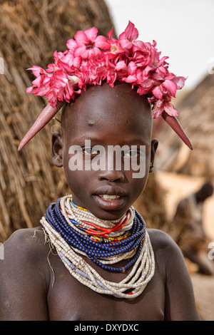 Karo jeune femme avec la peinture pour le visage en Kolcho sur la rivière Omo, en Ethiopie Banque D'Images