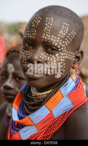 Karo jeune femme avec la peinture pour le visage en Kolcho sur la rivière Omo, en Ethiopie Banque D'Images