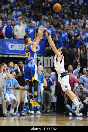 Dallas, Texas. 01 avr, 2014. Golden State Warriors guard Stephen Curry # 30 pousses l'obtenant trois pointeur dans les heures supplémentaires et a terminé avec 23 points dans un match NBA entre les Golden State Warriors et les Dallas Mavericks à l'American Airlines Center de Dallas, TX Golden State a battu Dallas 122-120 en prolongation Crédit : Cal Sport Media/Alamy Live News Banque D'Images