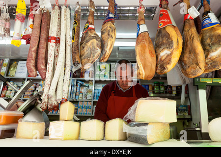 Marché alimentaire de l'Espagne ; un boucher vendant de la viande et du fromage dans son food, marché Turre, Almeria Andalousie Espagne Europe Banque D'Images