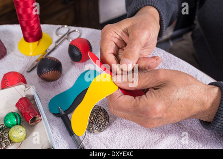 Des mains expérimentées en cuir du patrimoine des balles pour les jeux de pelote basque espagnol traditionnel Banque D'Images